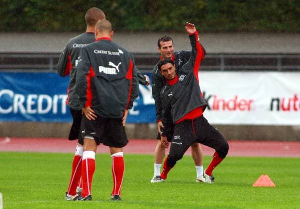 Hakan Yakin (2.v.re.) vor Alexander Frei (beide Schweiz) Fußball Herren Nationalteam 2009, Training, Vdig Gruppe Basel 