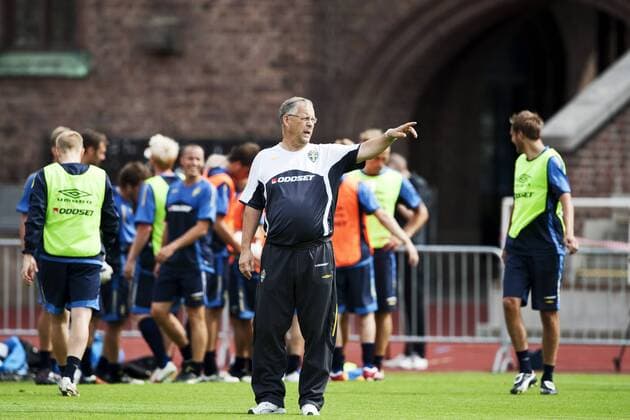 Nationaltrainer Lars Lagerbäck (Schweden) gibt Anweisungen -  (KP20090811) Fußball Herren Nationalteam 2009, Training Einzelbild Stockholm Nachdenklichkeit,