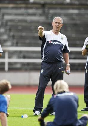 Nationaltrainer Lars Lagerbäck (Schweden) gibt Anweisungen -  (KP20090811) Fußball Herren Nationalteam 2009, Training Gruppe Stockholm Nachdenklichkeit,
