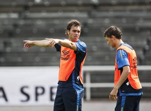 Johan Elmander (li.) gibt Marcus Berg (beide Schweden) Anweisungen -  (KP20090811) Fußball Herren Nationalteam 2009, Training Gruppe Stockholm Nachdenklichkeit, Skepsis,