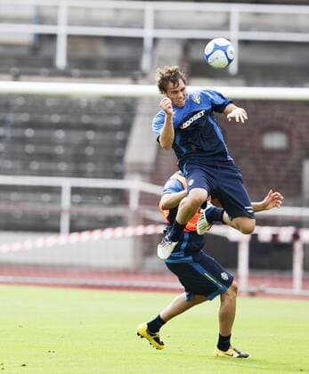 Johan Elmander (Schweden, vorn) im Duell -  (KP20090811) Fußball Herren Nationalteam 2009, Training Gruppe Stockholm Dynamik, Höhe,