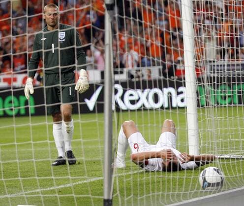 England s Robert Green and John Terry look on after a mix up causes a goal EDITORIAL USE ONLY. No use with unauthorised audio, video, data, fixture lists, club league logos or live services. Online in-match use limited to 120 images, no video emulation. No use in betting, games or single club league player publications. o0 Tor, Treffer, Gegentor,