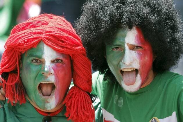 Mexican fans  ZUMA-20090812_prc_u78_003.jpg o0 Nationalmannschaft Perücke Gesichtsbemalung, Bemalung, bemalt Landesfarben o0 Freude