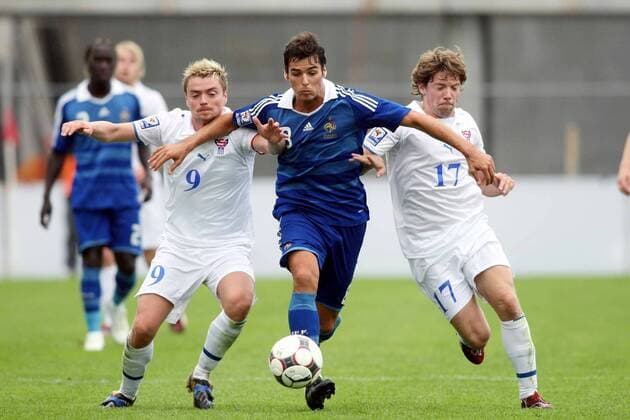 Yoann Gourcuff (France, C) contre Suni Olsen (L) et Jann Ingi Petersen (Iles Feroe) -  NLeGouicFEP o0 Färöer Inseln