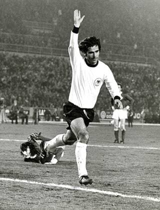 Torschütze Gerd Müller (BR Deutschland) jubelt - Fußball Herren Länderspiel 1972, Nationalteam, Nationaltrikot, BRD - Schweiz 5:1 Einzelbild Düsseldorf Freude, Begeisterung,