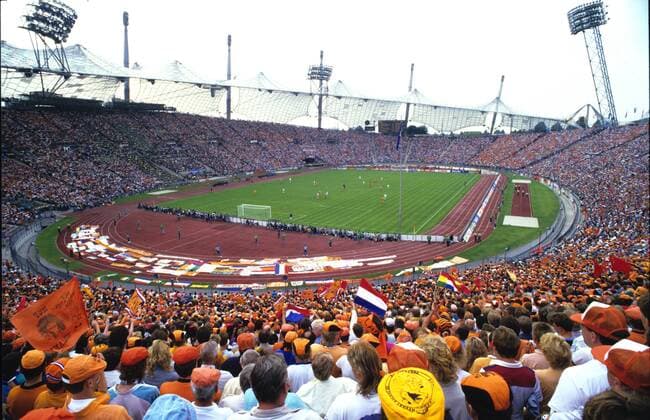 Fußball, EM Finale 1988 in München, Niederlande - Sowjetunion 2:0 Fanblock Niederlande im Münchner Olympiastadion während des Finals der EM 1988 - Fußball EM Herren EM 1988, Länderspiel, Nationalteam, Finale Totale Olympiastadion München
