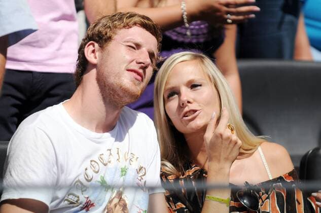 Torwart Ralf Fährmann (Frankfurt) mit Freundin Henriette Hömke als Zuschauer auf der Tribüne Fußball 1. BL Herren Saison 2009 2010, Eintracht Frankfurt Gruppe Frankfurt M.