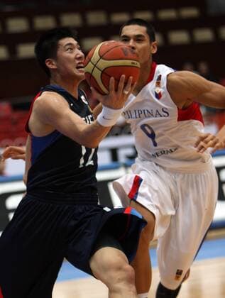 TIANJIN, Yang Hee-Jong (L) of South Korea goes for a basket during a match against the Philippines  o0 südkorea