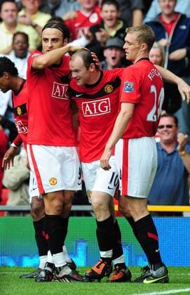 Wayne Rooney (Mitte) celebrates his goal with Dimitar Berbatov (li.) and Darren Fletcher (alle Manchester United) - EDITORIAL USE ONLY. No use with unauthorised audio, video, data, fixture lists, club league logos or live services. Online in-match use limited to 120 images, no video emulation. No use in betting, games or single club league player publications. o0 ManU, Jubel, Freude