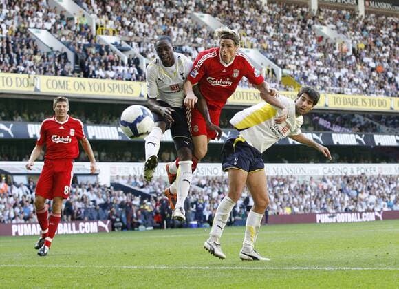 Tottenham s Ledley King (2.v.li.) and Vedran Corluka (re.) tussle with FC Liverpool s Fernando Torres - EDITORIAL USE ONLY. No use with unauthorised audio, video, data, fixture lists, club league logos or live services. Online in-match use limited to 120 images, no video emulation. No use in betting, games or single club league player publications. o0 Hotspurs, Hotspurs, Spurs