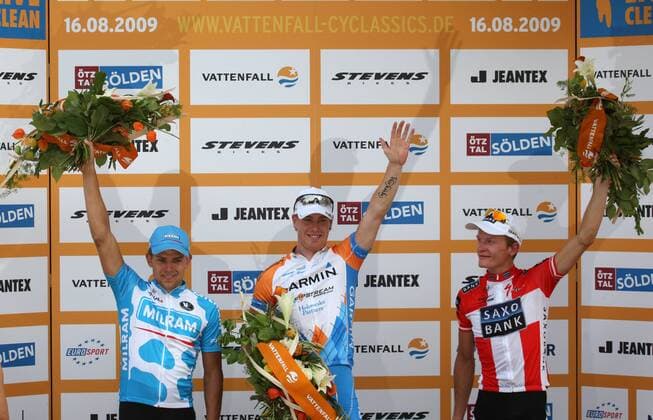 Siegerehrung Vattenfall Cyclassics 2009 - Sieger Tyler Farrar (USA Garmin Slipstream, Mitte) neben dem zweitplazierten Gerald Ciolek (Deutschland Milram, li.) und Matti Breschel (Dänemark Saxo Bank) Radsport Herren Vattenfall Cyclassics 2009, Straßenradsport, Straße, Rad, Vdig o0 ProTour Gruppe Hamburg Freude,