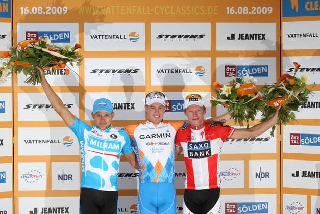 Tyler Farrar (USA Garmin Slipstream, Mitte) gewinnt die Vattenfall Cyclassics 2009 vor Gerald Ciolek (Deutschland Milram, li.) und Matti Breschel (Dänemark Saxo Bank) Radsport Herren Vattenfall Cyclassics 2009, Straßenradsport, Straße, Rad, o0 Protour Gruppe Hamburg Freude,