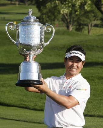 Y. E. Yang of South Korea holds the Rodman Wanamaker Trophy over his head after winning the 91st PGA Championship  BKX2009081621 Objekte