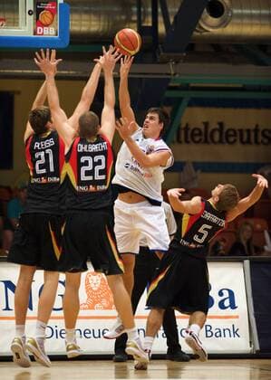 Tibor Pleiss (li.), Tim Ohlbrecht (2.v.li.) und Heiko Schaffartzik (re., alle Deutschland) mit vereinten Kräften Basketball Länderspiel Herren Nationalmannschaft 2009, Test, Testspiel, Nationaltrikot Gruppe Dessau Dynamik, Überlegenheit,
