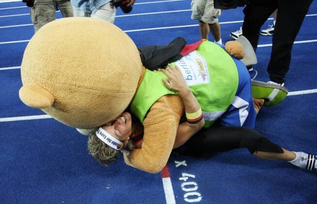Steffi Nerius (Deutschland) - Weltmeisterin im Speerwerfen 2009 - und WM Maskottchen Berlino Leichtathletik WM Damen WM 2009, Speer, Speerwerfen, Speerwurf Gruppe Berlin Freude, Begeisterung,