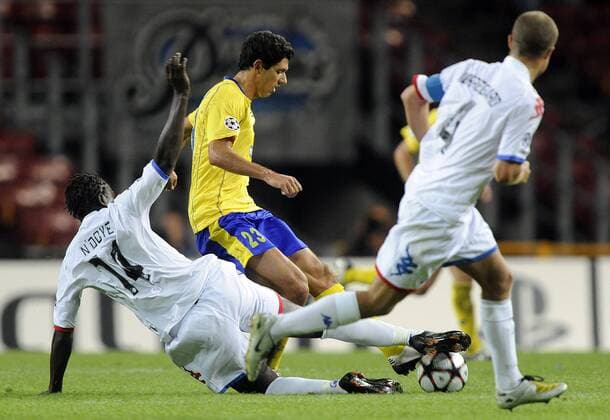 Helio Pinto (APOEL Nikosia, Mitte) gegen Dame N Doye (FC Kopenhagen) -  Fußball EC 1 Herren Champions League Qualifikation 2009 2010, Playoffs, Playoff, Play Offs, Off Gruppe Kopenhagen Dynamik, Kampf,