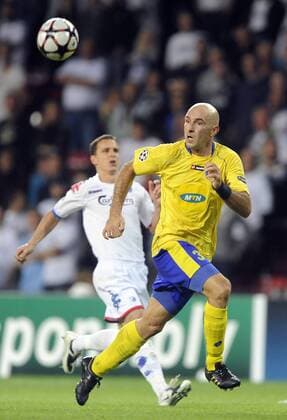 Nenad Mirosavljevic (APOEL Nikosia, re.) gegen Zdenek Pospech (FC Kopenhagen) -  Fußball EC 1 Herren Champions League Qualifikation 2009 2010, Playoffs, Playoff, Play Offs, Off Gruppe Kopenhagen Dynamik,