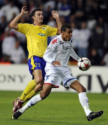 Mathias Zanka Jörgensen (FC Kopenhagen, re.) gegen Marcin Zewlakow (APOEL Nikosia) -  Fußball EC 1 Herren Champions League Qualifikation 2009 2010, Playoffs, Playoff, Play Offs, Off Gruppe Kopenhagen Dynamik,