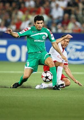 SALZBURG, Champions League Qualifikation Red Bull Salzburg vs Maccabi Haifa Bild zeigt Vladimir Davlishvli (Haifa, li.) und Milan Dudic (RBS). -  o0 FC RB RedBull