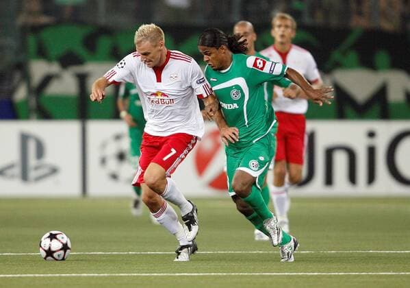 SALZBURG, Champions League Qualifikation Red Bull Salzburg vs Maccabi Haifa Bild zeigt Alexander Zickler (RBS, li.) und John Culma (Haifa). -  o0 FC RB RedBull