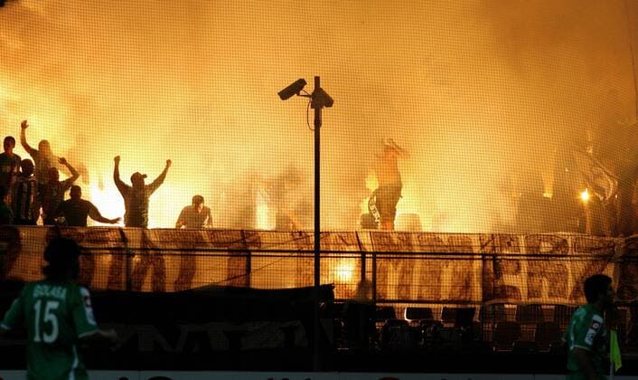 SALZBURG, Champions League Qualifikation Maccabi Haifa Bild zeigt Fans von Haifa -  o0 bengalisches Feuer, Bengalfeuer