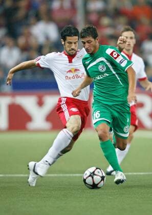SALZBURG, Champions League Qualifikation Red Bull Salzburg vs Maccabi Haifa, Bild zeigt Simon Cziommer (RBS.li.) und Mohammad Ghadir (Haifa). -  o0 FC RB, RedBull