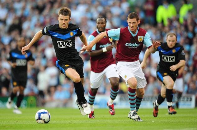 Michael Carrick (L) of Manchester United gets clear of Chris McCann of Burnley EDITORIAL USE ONLY. No use with unauthorised audio, video, data, fixture lists, club league logos or live services. Online in-match use limited to 120 images, no video emulation. No use in betting, games or single club league player publications. o0 FC, ManU