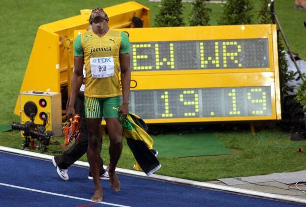 Usain Bolt (Jamaika) gewinnt die 200m bei der WM 2009 in der Weltrekordzeit von 19.19 Sekunden -  Leichtathletik WM Herren WM 2009, Nationaltrikot, 200m Einzelbild Berlin