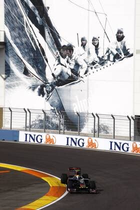 Sebastien Buemi (Schweiz Toro Rosso) passiert mit seinem Boliden das Bootshaus von Alinghi Motorsport Grand Prix Herren Großer Preis von Europa 2009, Formel 1 Weltmeisterschaft, F1, F, GP, WM Totale Valencia