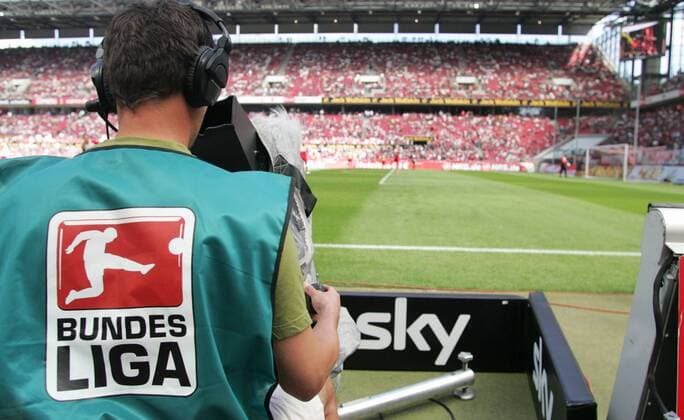Sky Sport Kameramann bei der Arbeit Fußball 1. BL Herren Saison 2009 2010, Vdig Einzelbild Köln