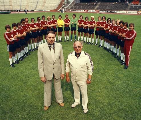 Kader Hannover 96 mit Trainer Helmut Kronsbein (vorn li.) und Ferdinand Bock Fußball Herren Saison 1975 1976, Shooting, Totale Aufnahmedatum geschätzt Hannover
