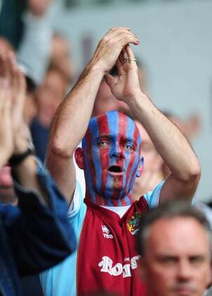 Burnley fan with his face painted and coloured contact lense EDITORIAL USE ONLY. No use with unauthorised audio, video, data, fixture lists, club league logos or live services. Online in-match use limited to 120 images, no video emulation. No use in betting, games or single club league player publications. o0 Gesichtsbemalung, Bemalung, bemalt Kontaktlinsen Kurios Komik Vereinsfarben Blick