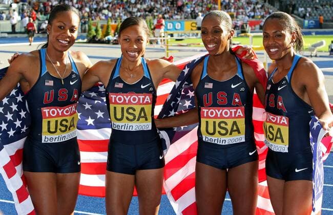 BERLIN, IAAF Weltmeisterschaften, 4x400 Staffel, Damen. Bild zeigt v.li.: Debbie Dunn, Allyson Felix, Lashinda Demus und Sanya Richards (USA) mit einer Fahne. -  o0 Freude, Jubel