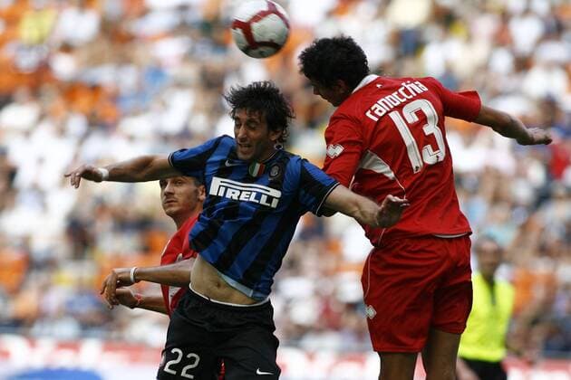Andrea Ranocchia (AS Bari, re.) vs. Diego Milito (Inter Mailand) -  o0 FC Internazionale