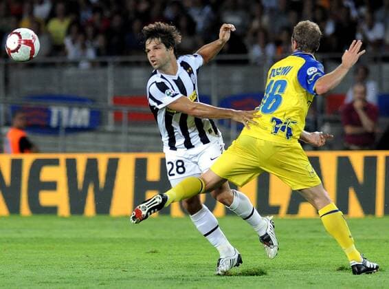 Diego (Juventus Turin, li.) gegen Luca Rigoni (Chievo Verona) - Fußball Herren Serie A 2009 2010, 1. Italienische Liga, Juventus Turin - Chievo Verona 1:0, Juve Gruppe Turin Dynamik,