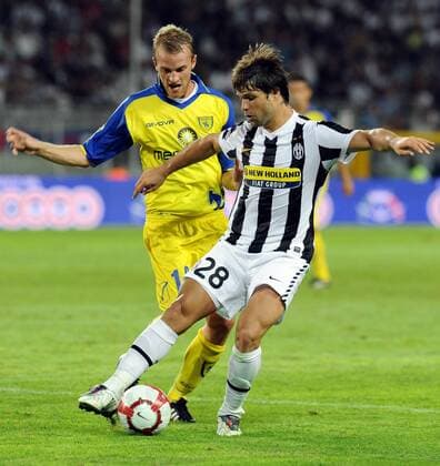 Diego (Juventus Turin, re.) gegen Luca Rigoni (Chievo Verona) - Fußball Herren Serie A 2009 2010, 1. Italienische Liga, Juventus Turin - Chievo Verona 1:0, Juve Gruppe Turin Dynamik,