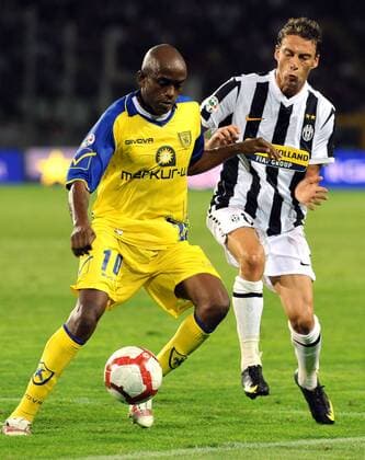 Luciano (Chievo Verona, li.) gegen Claudio Marchisio (Juventus Turin) - Fußball Herren Serie A 2009 2010, 1. Italienische Liga, Juventus Turin - Chievo Verona 1:0, Juve Gruppe Turin Dynamik,