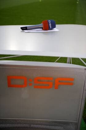 Auf dem DSF Rednerpult liegt ein Mikrofon bereit .