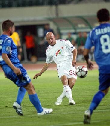 25.08.2009 Budapest Debreceni VSC-Levski Sofia qualif champions league Jozsef Varga (c) Debreceni VSC and scoring first goal between Cedric Bardon (L) and Georgi Sarmov (r) Levski : 