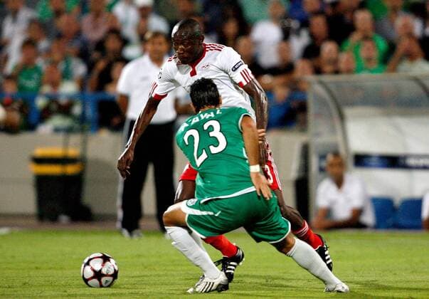 FUSSBALL Tel Aviv Champions League Playoff, Qualifikation, Maccabi Haifa vs FC Red Bull Salzburg, RedBull, RB, Somen Tchoyi (Red Bull Salzburg, hi.) gegen Biram Kayal (Maccabi Haifa) 