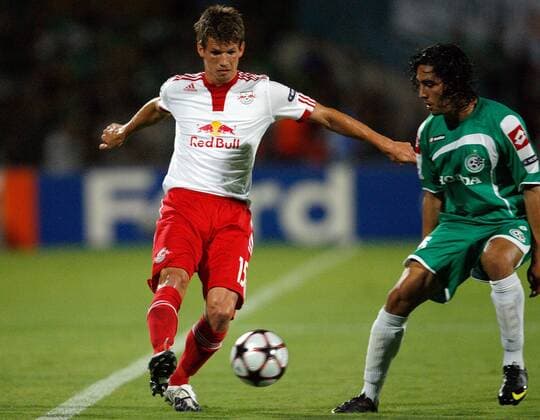 FUSSBALL Tel Aviv Champions League Playoff, Qualifikation, Maccabi Haifa vs Red Bull Salzburg, RedBull, RB. Franz Schiemer (Red Bull Salzburg, li.) gegen Eyal Golasa (Maccabi Haifa) 