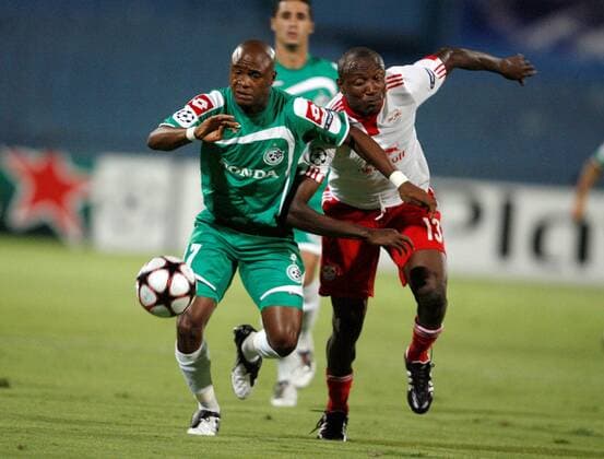 FUSSBALL Tel Aviv UEFA Champions League Play-Off, Qualifikation, Maccabi Haifa vs Red Bull Salzburg, RedBull, RB, Bild. Peter Masilela (Maccabi Haifa, l.) gegen Somen Tchoyi (Red Bull Salzburg) 