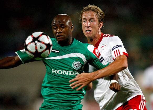 FUSSBALL Tel Aviv UEFA Champions League Playoff, Qualifikation, Maccabi Haifa vs Red Bull Salzburg, RedBull, RB. Tsepo Masilela (Maccabi Haifa, l.) gegen Marc Janko (Red Bull Salzburg) 