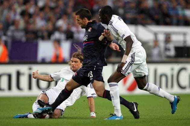 RSC Anderlecht - Olympique Lyon Anthony Reveillere (Lyon, C.) et Bakary Sare (Anderlecht) EddyLEMAISTRE 