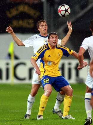 Andrejs Butriks (Ventspils, vorn) gegen Veli Lampi (FC Zürich) Fußball EC 1 Herren UEFA Champions League Quali 2009 2010, Playoffs, Playoff, Play Offs, Off, Gruppe Zürich 