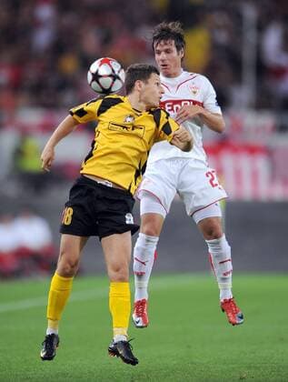 Fussball Championsleague Qualifikation : VfB Stuttgart - FC Timisoara Stefano Celozzi ( VfB Stuttgart, re.) gegen Gheorghe Bucur (Timisoara) 