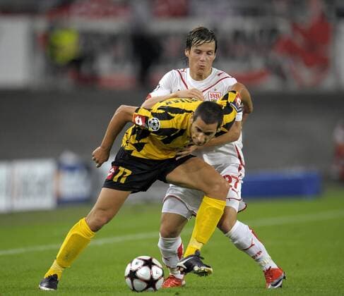 Fussball Champions League Qualifikation, 2009 10, Play-off, VfB Stuttgart - FC Timisoara, Alexandru Curtean (Timisoara) gegen Stefano Celozzi (hi, Stuttgart).