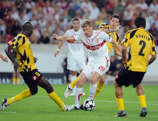 Fussball International Champions League Qualifikation Saison 2009 2010 VfB Stuttgart - FC Timisoara Pavel Pogrebnyak (2.v.li, Stuttgart) gegen Dare Nibombe (li, Timisoara) und Balazs Borbely (2.v.re, Tmisoara) und Eder (re, Timisoara)  FUL