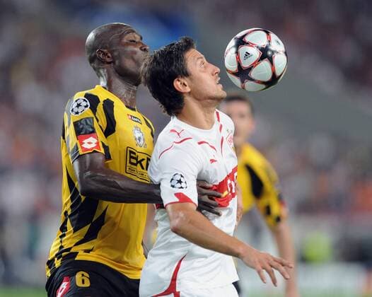 Fussball International Champions League Qualifikation Saison 2009 2010 VfB Stuttgart - FC Timisoara Cipiran Marica (re, Stuttgart) gegen Dare Nibombe (li, Timisoara)  FUL