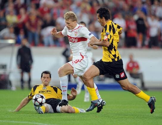 Fussball International Champions League Qualifikation Saison 2009 2010 VfB Stuttgart - FC Timisoara Pavel Pogrebnyak (mitte, Stuttgart) gegen Marian Cisovsky (li,Timisoara) und Eder (re, Timisoara)  FUL